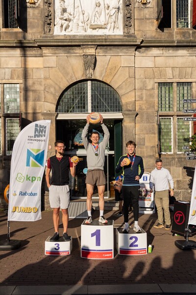 Tomasz Dzięcioł na podium Gouda 10 km - 1. miejsce