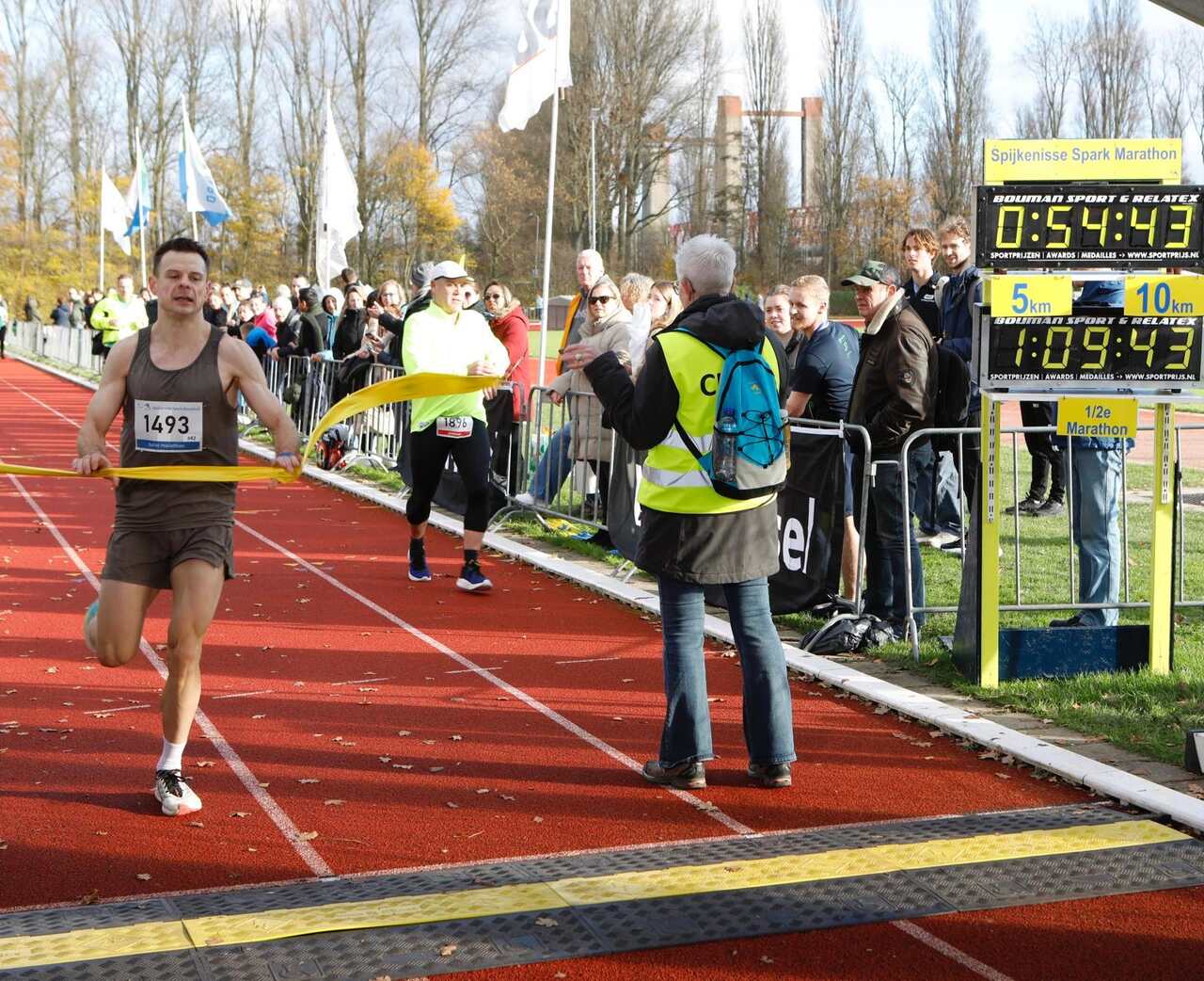Tomasz Dzięcioł przecina linię mety półmaratonu Spijkenisse - 1:09:44