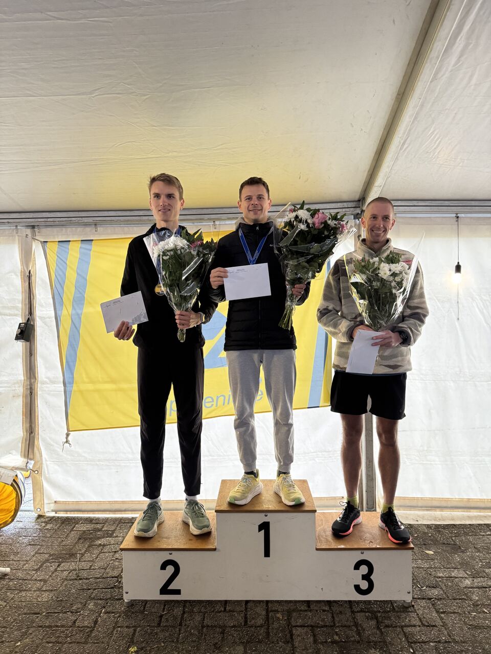 Tomasz Dzięcioł na podium - 1. miejsce półmaraton Spijkenisse
