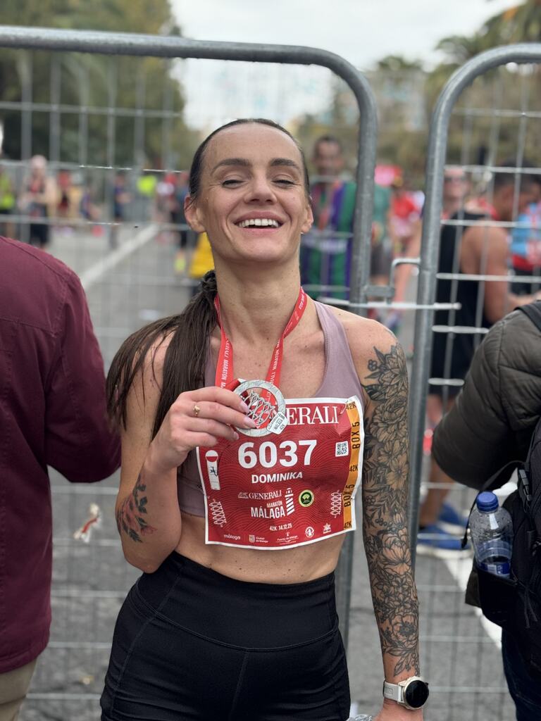 Dominika z medalem maratonu Malaga