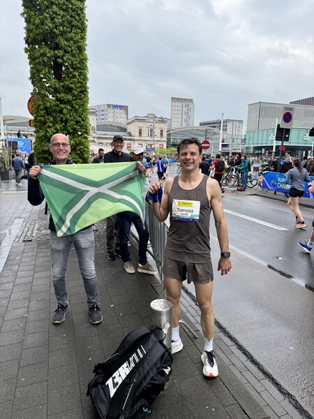 Po biegu 10km w Leuven - z flagą