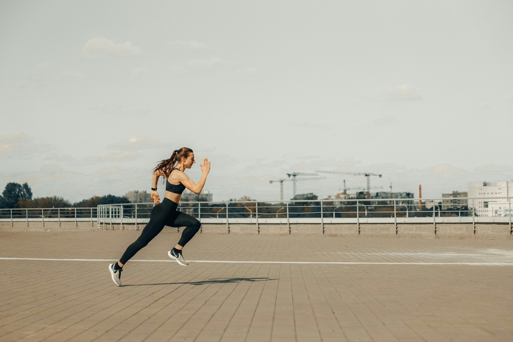 Trening biegowy PaceLab – zawodnik podczas treningu interwałowego