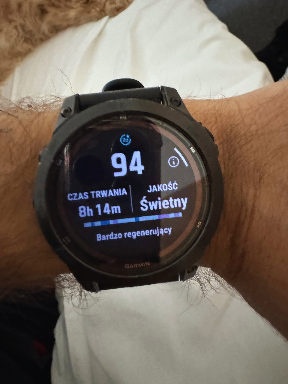 Garmin Fenix pokazujący analizę snu - jakość świetna, 8h 14min Opis: Zegarek Garmin Fenix wyświetlający raport o śnie - jakość świetna, czas 8h 14min. Zdjęcie ilustrujące sekcję o analizie danych treningowych.