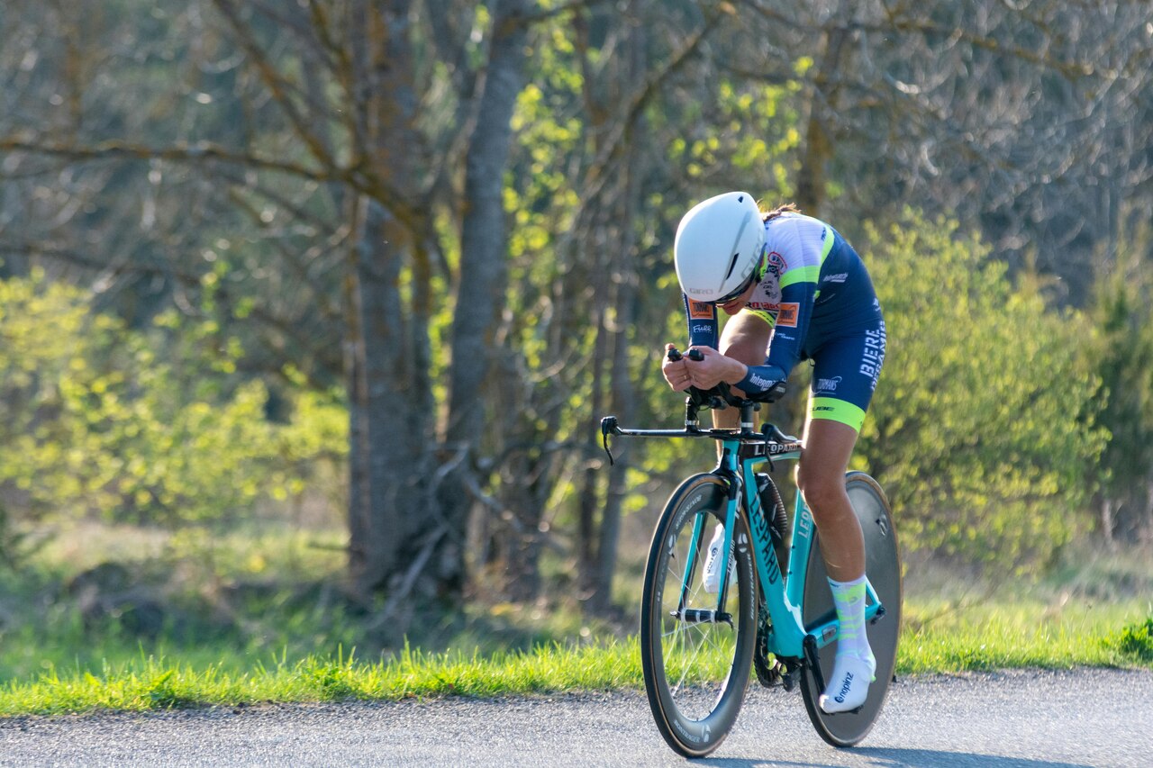 Kolarz na rowerze czasowym w pozycji aero - intensywny trening kolarski