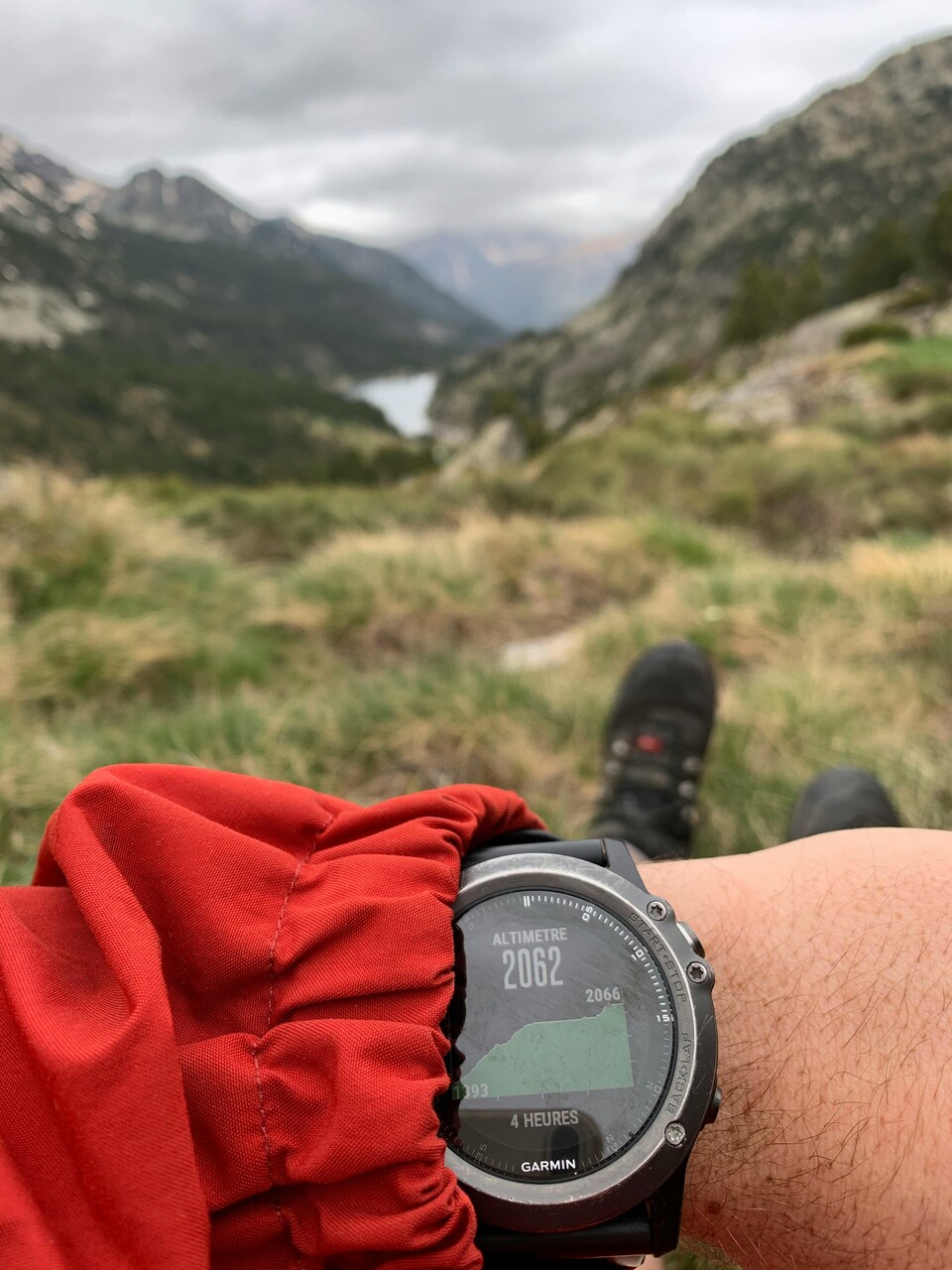 Zegarek sportowy Garmin pokazujący dane treningowe w górach