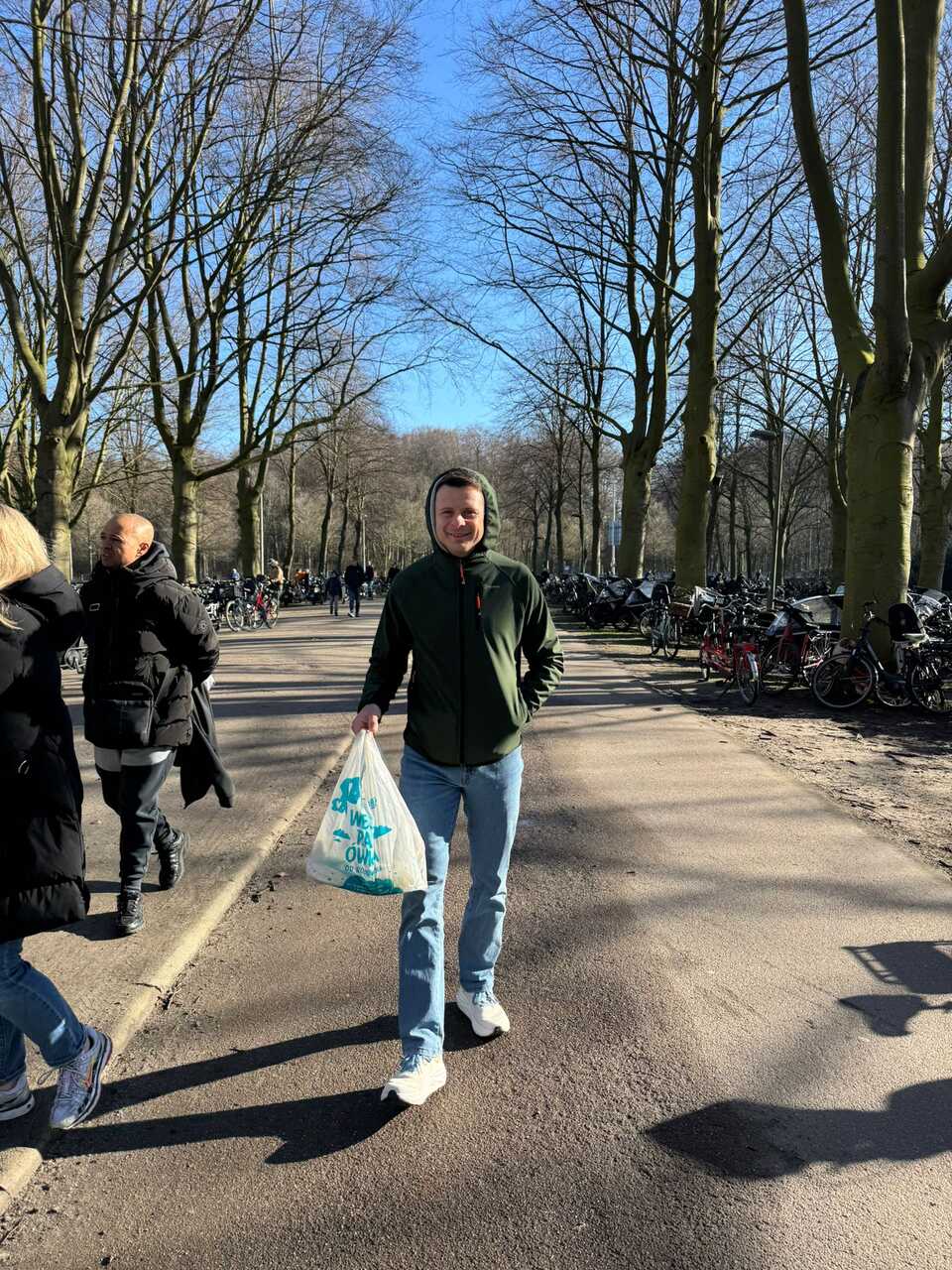 Tomek przed startem CPC Den Haag z reklamówką z butami startowymi