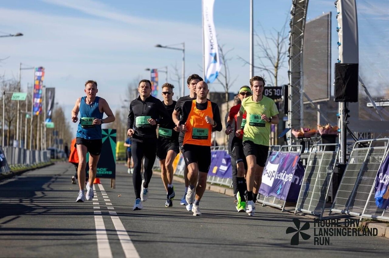 Tomek prowadzący grupę podczas biegu 30 km