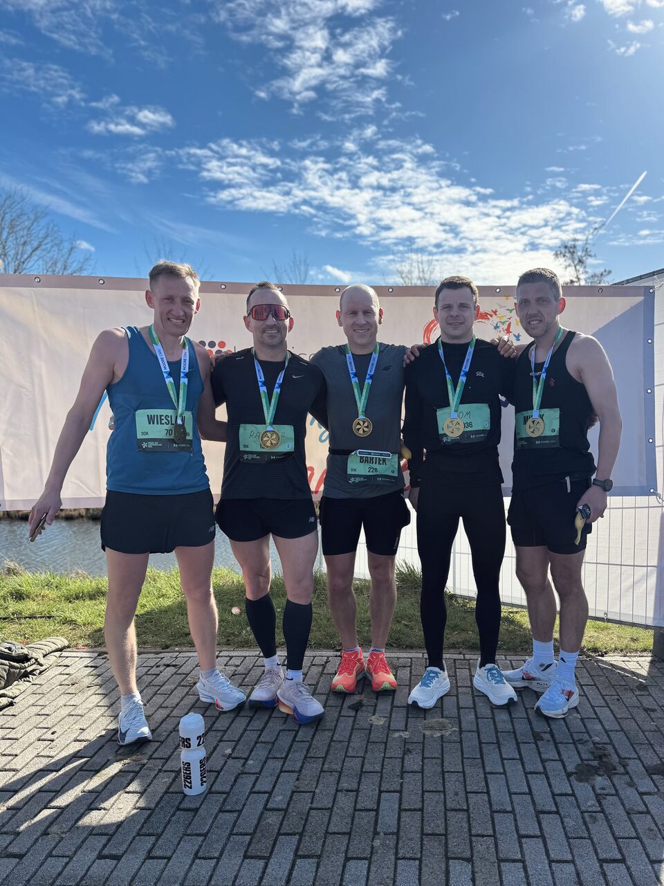 Grupa PaceLab z medalami po biegu 30 km w Berkel en Rodenrijs