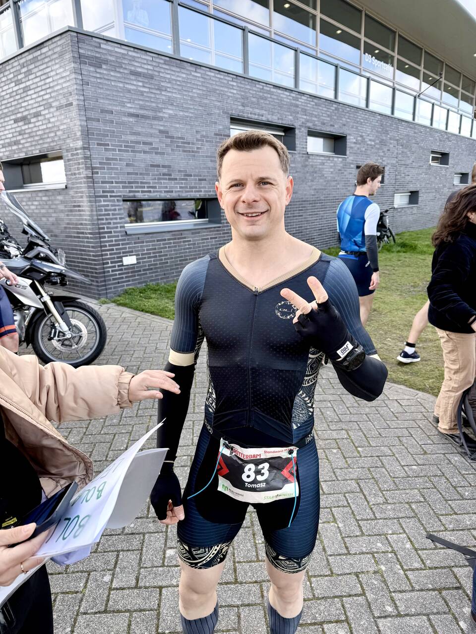 Start duathlonu RBR Almere - zawodnicy wybiegają spod bramy startowej