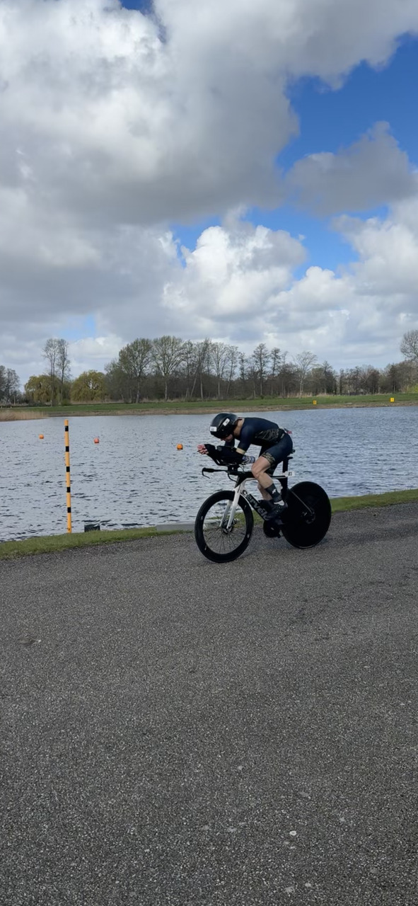 Tomek w pozycji aero na rowerze Cervelo TT podczas zawodów