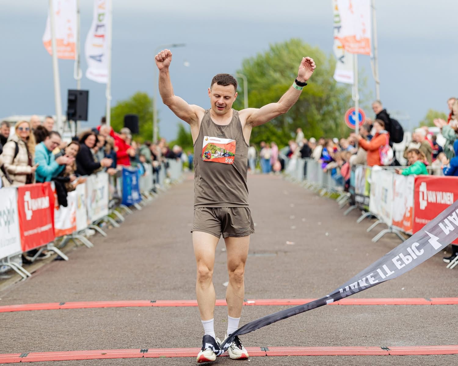 Tomek na mecie biegu Vestingloop Hellevoetsluis 2026 - zwycięstwo ogólne z rękami w górze