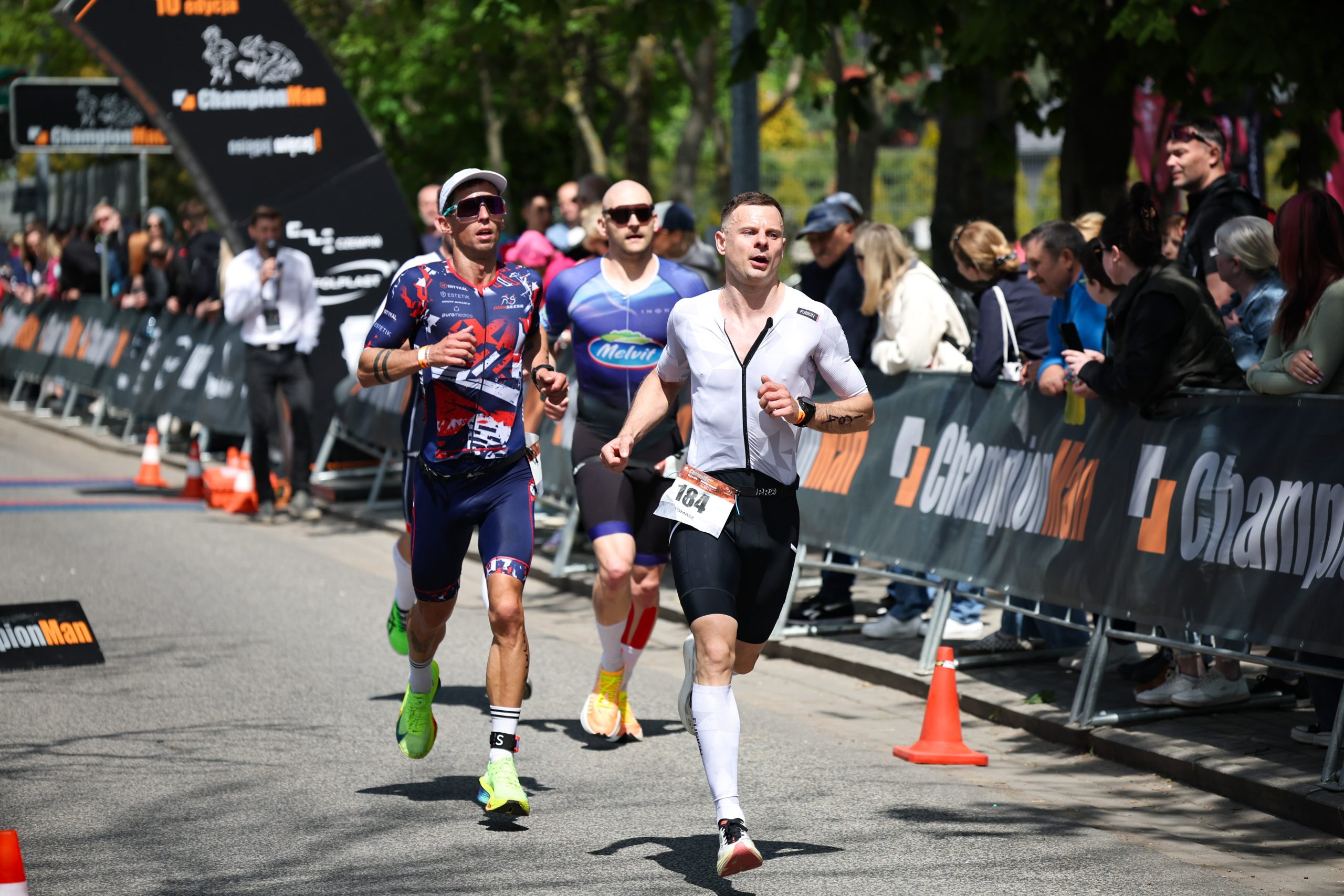 Tomek podczas pierwszego biegu duathlonu w Czempiniu