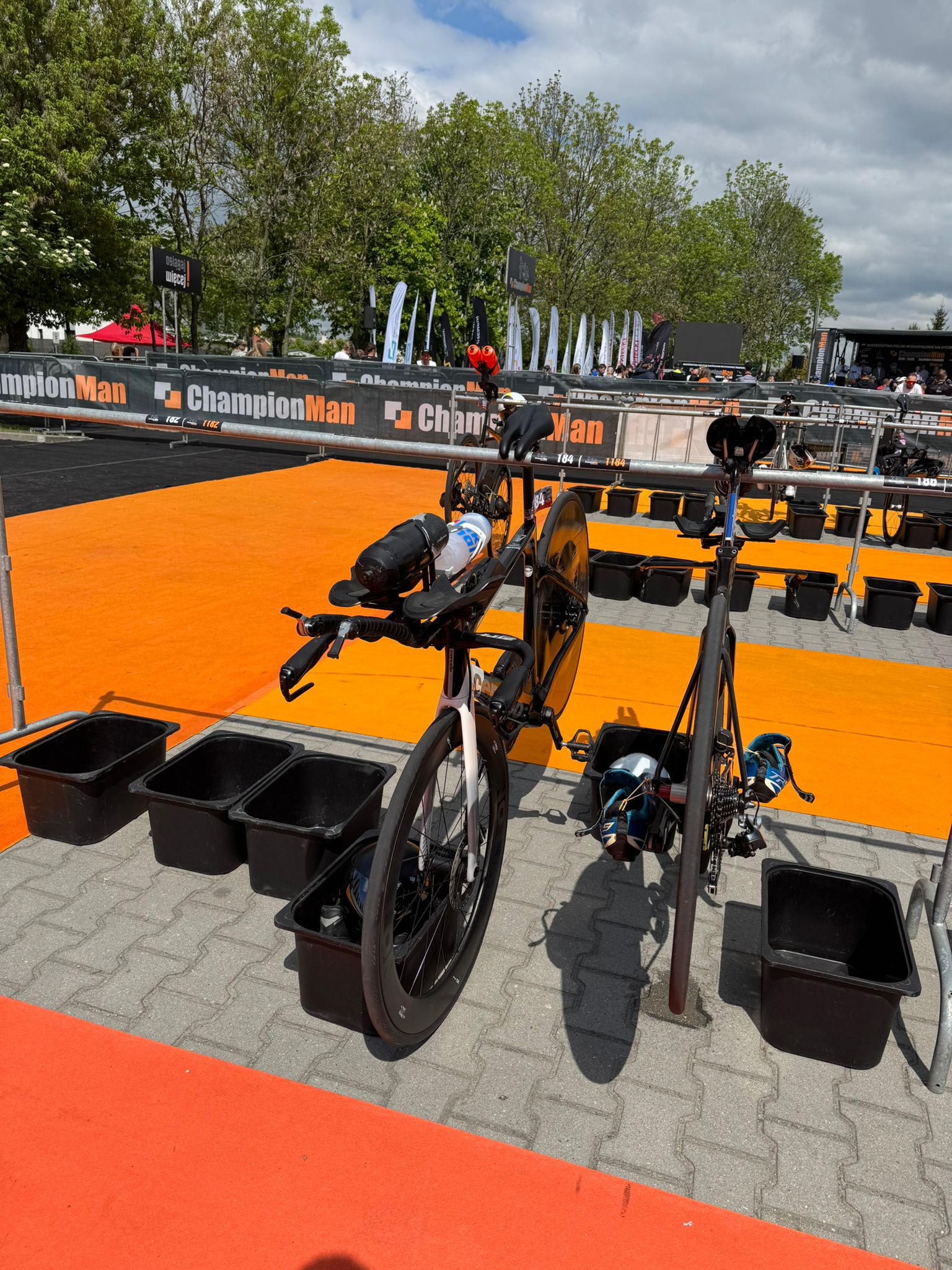 Rower Cervelo TT w strefie zmian podczas mistrzostw Polski w Czempiniu