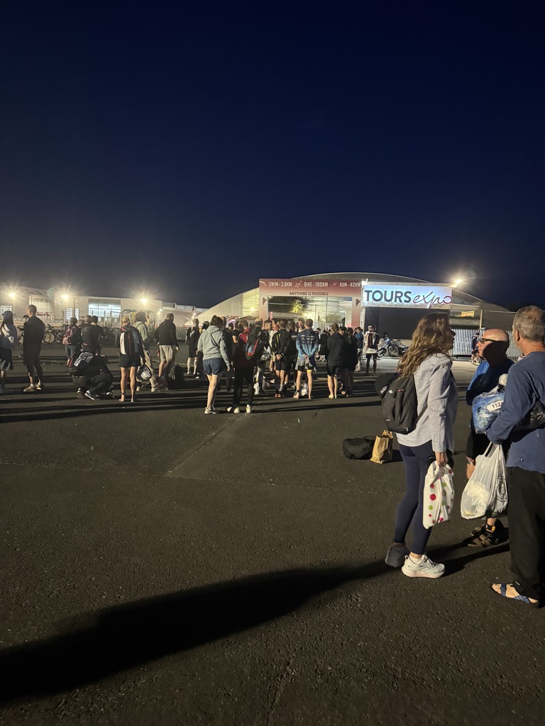 Tours Expo o świcie – zawodnicy przed bramami strefy zmian Ironman Tours