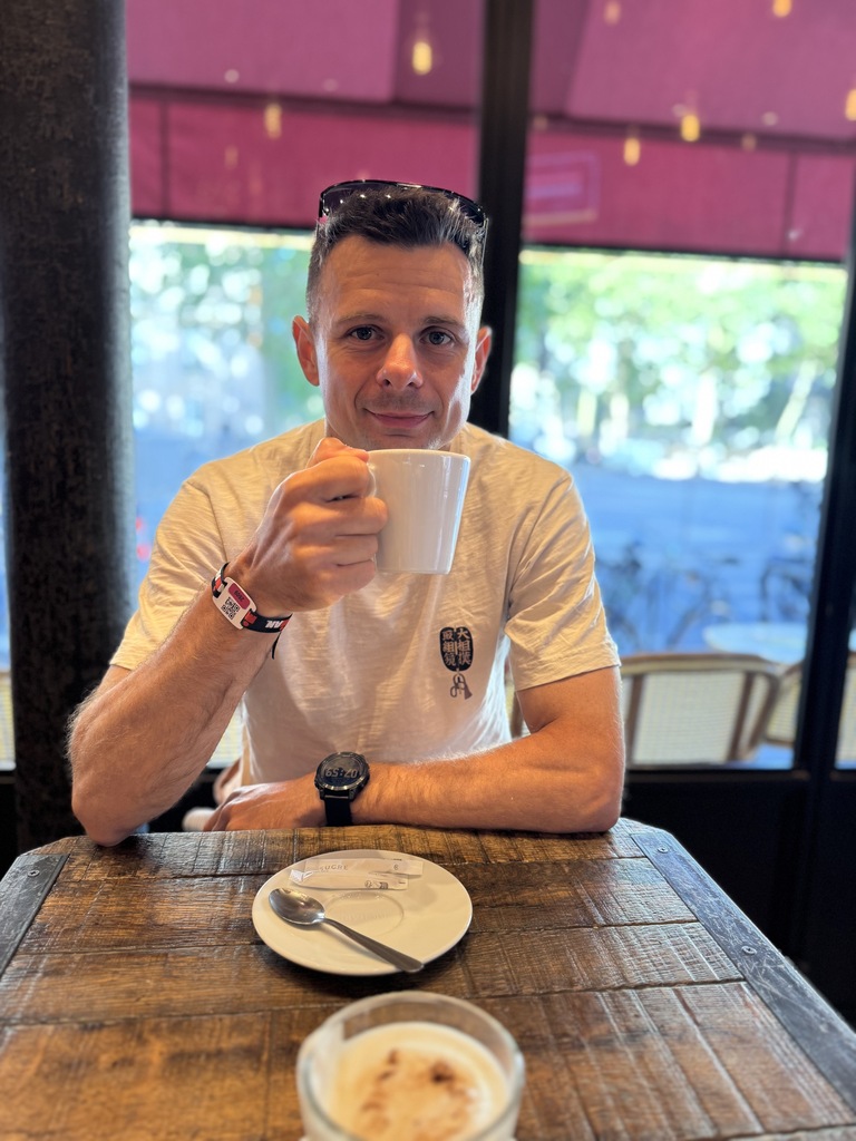 Tomek przy kawie w restauracji w Tours przed Ironmanem
