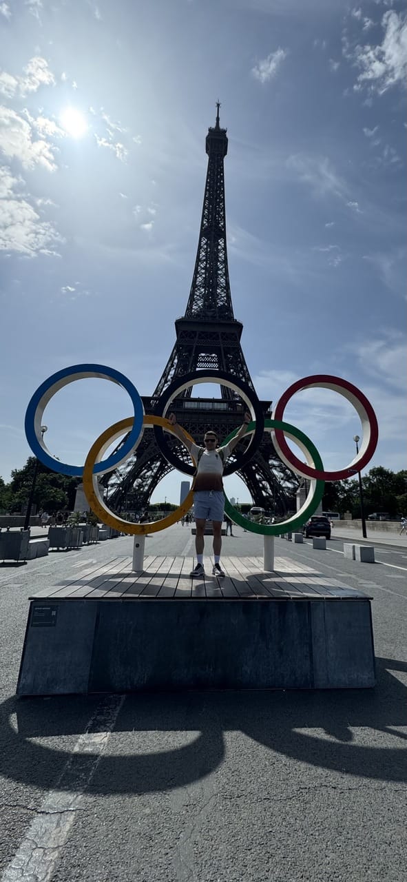 Tomek przy kółkach olimpijskich pod Wieżą Eiffla w Paryżu