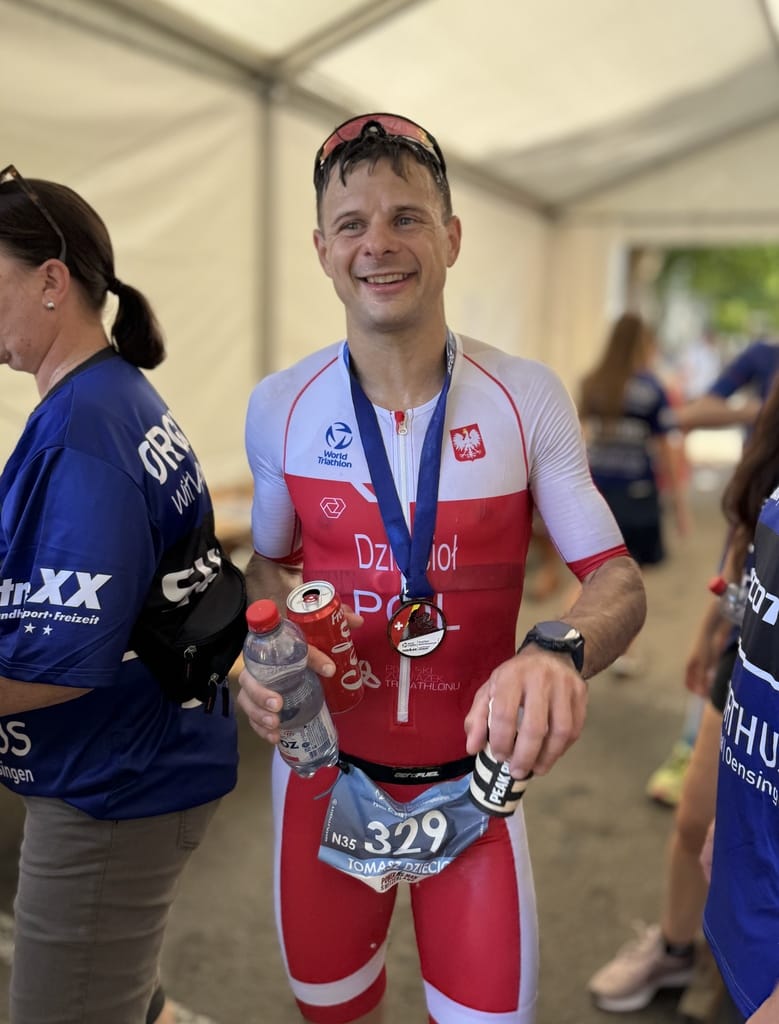 Tomek z medalem, colą i wodą po mecie Powerman Zofingen 2026